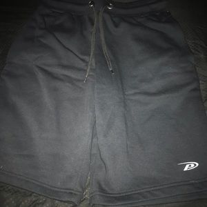 Brand New Tag-less men’s shorts Size M.